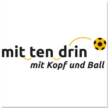 mittendrin mit Kopf und Ball